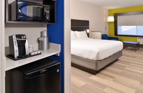 Lee's Summit Hotel | Holiday Inn Express & Suites Kansas City - Lee's Summit by IHG