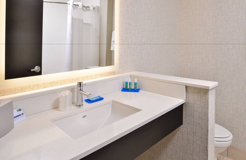 Lee's Summit Hotel | Holiday Inn Express & Suites Kansas City - Lee's Summit by IHG