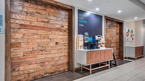 Mount Pleasant Hotel | Holiday Inn Express Hotel & Suites Mount Pleasant by IHG