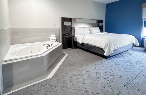 New Philadelphia Hotel | Holiday Inn Express Hotel & Suites New Philadelphia by IHG