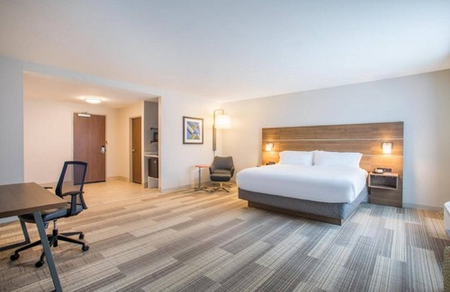 Reisterstown Hotel | Holiday Inn Express & Suites Owings Mills-Baltimore Area by IHG