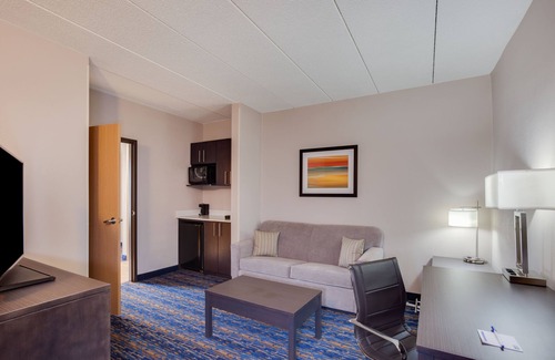Lake Arbor Hotel | Holiday Inn Express I-95 Capitol Beltway-Largo by IHG