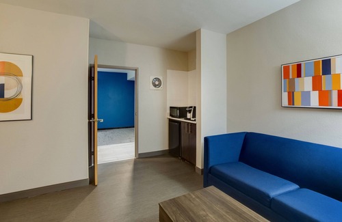 Lake Arbor Hotel | Holiday Inn Express I-95 Capitol Beltway-Largo by IHG