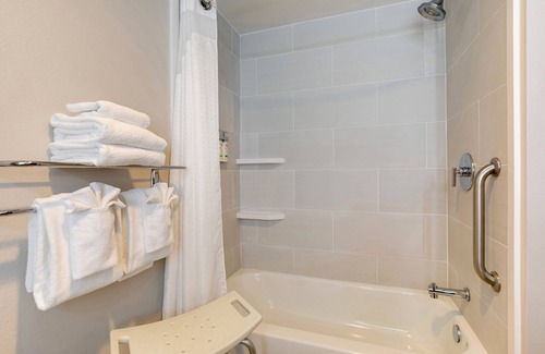 Lake Arbor Hotel | Holiday Inn Express I-95 Capitol Beltway-Largo by IHG