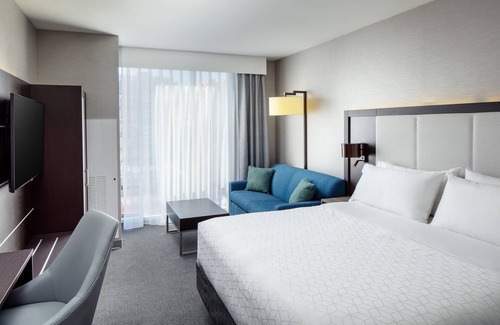 Mount Vernon Triangle Hotel | Holiday Inn Express Washington DC Downtown by IHG