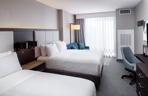 Mount Vernon Triangle Hotel | Holiday Inn Express Washington DC Downtown by IHG