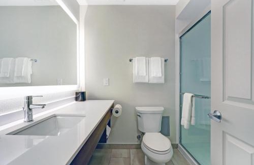 Whitby Hotel | Holiday Inn Express Whitby Oshawa by IHG