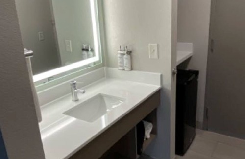 Park City Hotel | Holiday Inn Express Wichita North - Park City by IHG