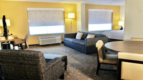 Overland Park Hotel | Holiday Inn Hotel & Suites Overland Park-Convention Center by IHG