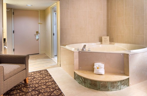 Warren Hotel | Holiday Inn Hotel & Suites Warren by IHG