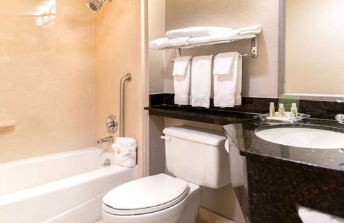 Warren Hotel | Holiday Inn Hotel & Suites Warren by IHG