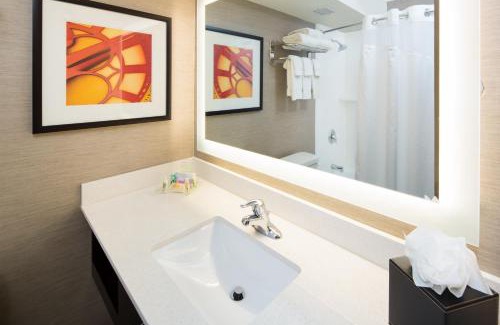 Glendale Hotel | Holiday Inn Milwaukee Riverfront by IHG