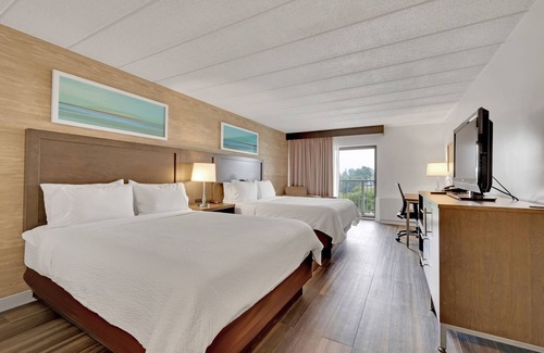 Peterborough Hotel | Holiday Inn Peterborough-Waterfront, ON by IHG