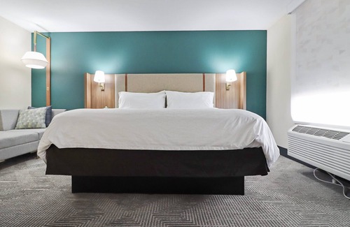 Quincy Hotel | Holiday Inn Quincy East by IHG