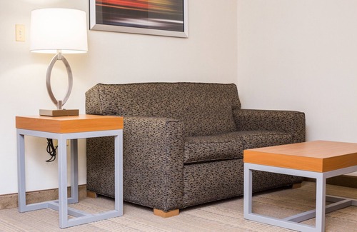 Bolingbrook Hotel | Holiday Inn & Suites Bolingbrook by IHG