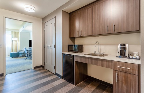 Cedar Falls Hotel | Holiday Inn & Suites Cedar Falls - Waterloo Event Ctr by IHG