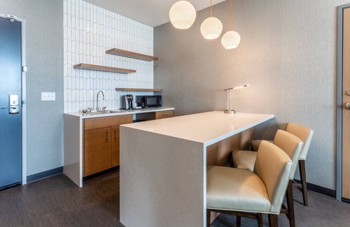 Cedar Falls Hotel | Holiday Inn & Suites Cedar Falls - Waterloo Event Ctr by IHG