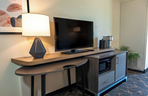 Oakland Hotel | Holiday Inn & Suites Oakland Airport by IHG