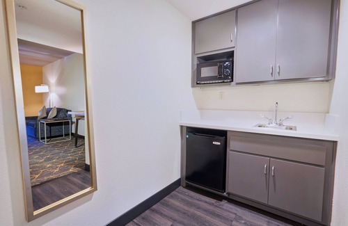 Oakland Hotel | Holiday Inn & Suites Oakland Airport by IHG
