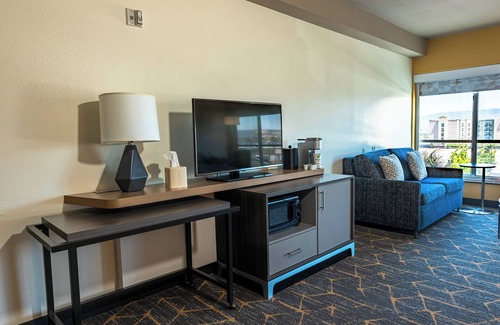 Oakland Hotel | Holiday Inn & Suites Oakland Airport by IHG