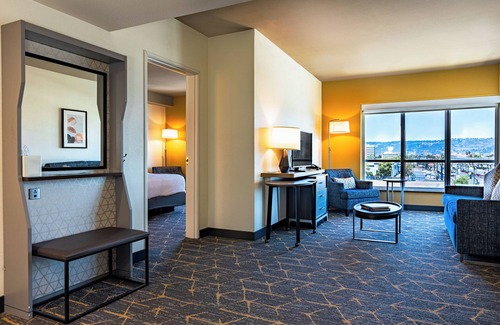 Oakland Hotel | Holiday Inn & Suites Oakland Airport by IHG