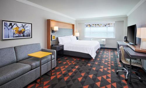 Oakville Hotel | Holiday Inn & Suites Oakville at Bronte by IHG