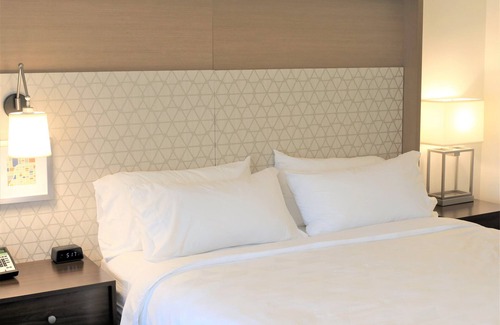St. Cloud Hotel | Holiday Inn & Suites St. Cloud by IHG