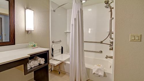 Tupelo Hotel | Holiday Inn & Suites Tupelo North by IHG