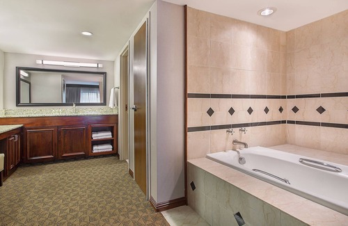 Bowling Green Hotel | Holiday Inn University Plaza-Bowling Green by IHG