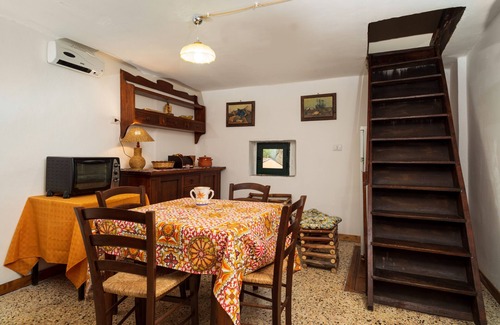 Rovittello House | Holiday Home 'Casetta Ebraica' with Mountain View, Balcony and Wi-Fi