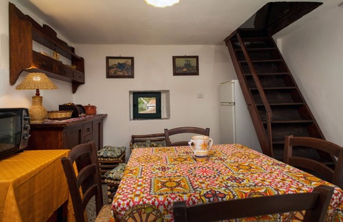 Rovittello House | Holiday Home 'Casetta Ebraica' with Mountain View, Balcony and Wi-Fi