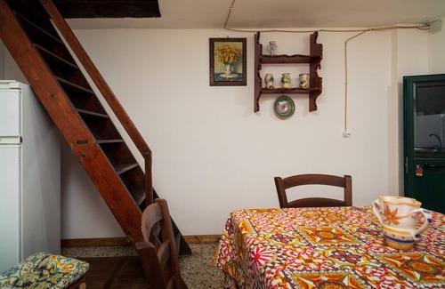 Rovittello House | Holiday Home 'Casetta Ebraica' with Mountain View, Balcony and Wi-Fi