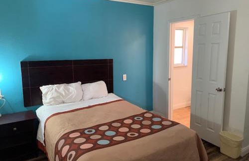 Whitehall Hotel | Holiday Motel