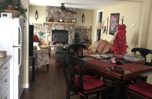Algonquin Highlands Cottage | *Holiday Specials* Gorgeous Lakefront Cottage on Little Boshkung Lake
