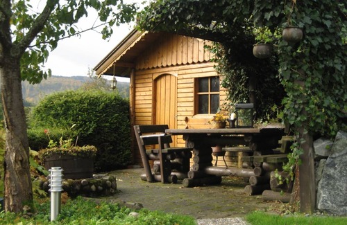 Zueschen Apartment | Holiday studio with two single beds and a sun terrace in the mountains