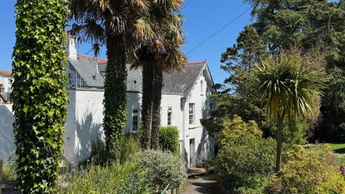 Stoke Fleming House | Holidays by the beach are good for your soul and Seaview Palms is a lovely Devon seaside home make it yours for a romantic break or family adventure with private parking outdoor terrace village centre with a fab gastro pub shops and restaurant 120 reviews
