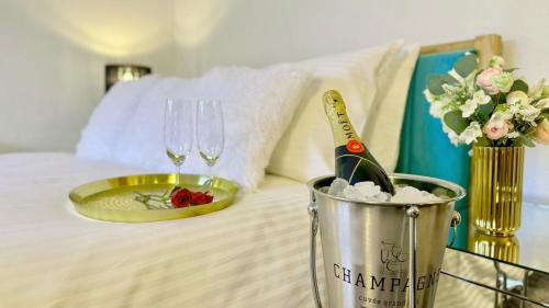 Stoke Fleming House | Holidays by the beach are good for your soul and Seaview Palms is a lovely Devon seaside home make it yours for a romantic break or family adventure with private parking outdoor terrace village centre with a fab gastro pub shops and restaurant 120 reviews