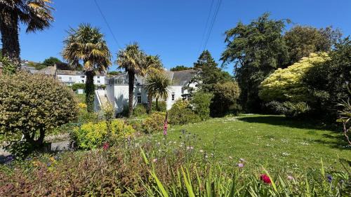 Stoke Fleming House | Holidays by the beach are good for your soul and Seaview Palms is a lovely Devon seaside home make it yours for a romantic break or family adventure with private parking outdoor terrace village centre with a fab gastro pub shops and restaurant 120 reviews