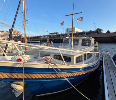 Uberseestadt Boat Rental | Holländisches Stahlboot