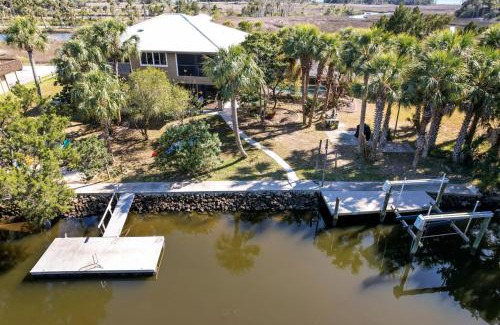 Woods N Waters House | Holland Huis in Crystal River Canal Home w Pool on Fort Island Trail