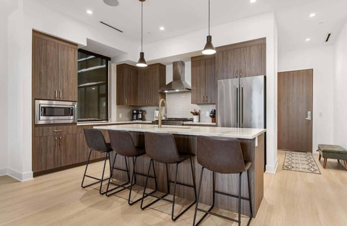 Holland Condo | Holland Luxe Stay | Near Hope College| Patio & Gym