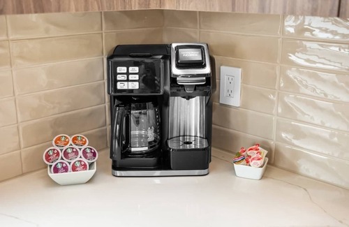 Holland Condo | Holland Luxe Stay | Near Hope College| Patio & Gym