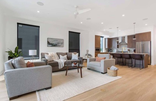 Holland Condo | Holland Luxe Stay | Near Hope College| Patio & Gym