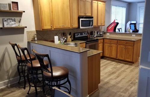 Leander Condo | Hollows Hilltop Lake Travis Condo is minutes to Northshore Marina and Lago Vista