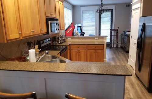Leander Condo | Hollows Hilltop Lake Travis Condo is minutes to Northshore Marina and Lago Vista