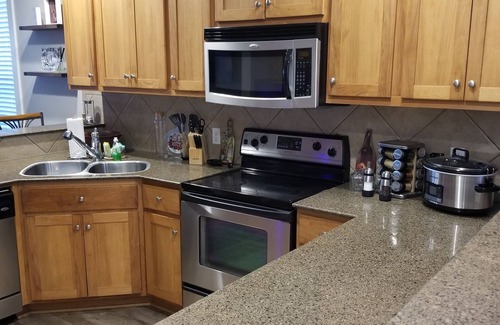 Leander Condo | Hollows Hilltop Lake Travis Condo is minutes to Northshore Marina and Lago Vista