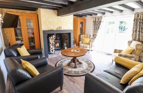 Holton Le Clay House | Holly Cottage