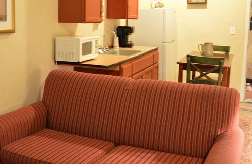 Holly House | Holly Inn Suites