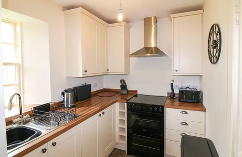Aberdeen Cottage | HOLLY LEAF COTTAGE - DRUM CASTLE ESTATE, pet friendly in Peterculter