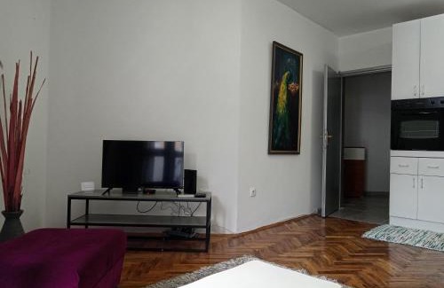 Maini Apartment | Holly